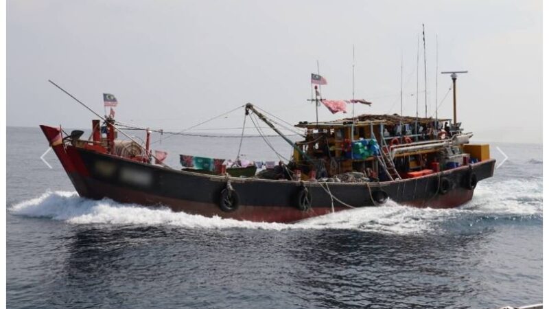Vesel tempatan bersama 21 kru warga asing ditahan di Pulau Tioman