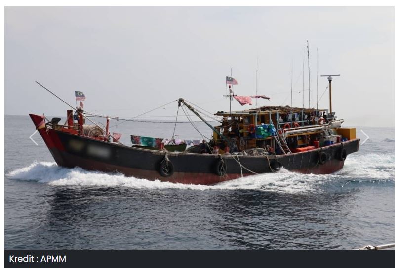 Vesel tempatan bersama 21 kru warga asing ditahan di Pulau Tioman