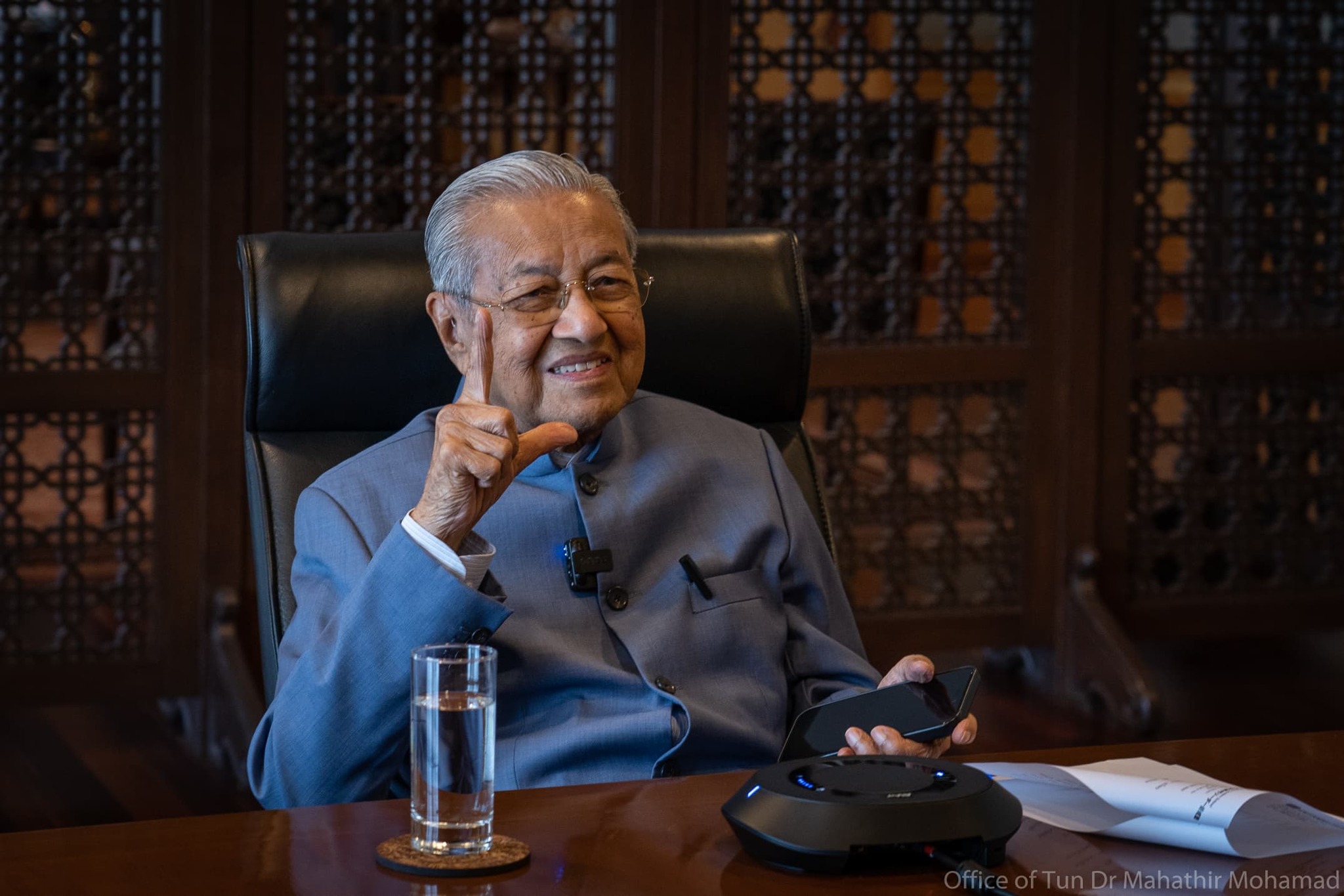 Selain UK, SPRM turut siasat aset Tun Mahathir di Switzerland – Azam