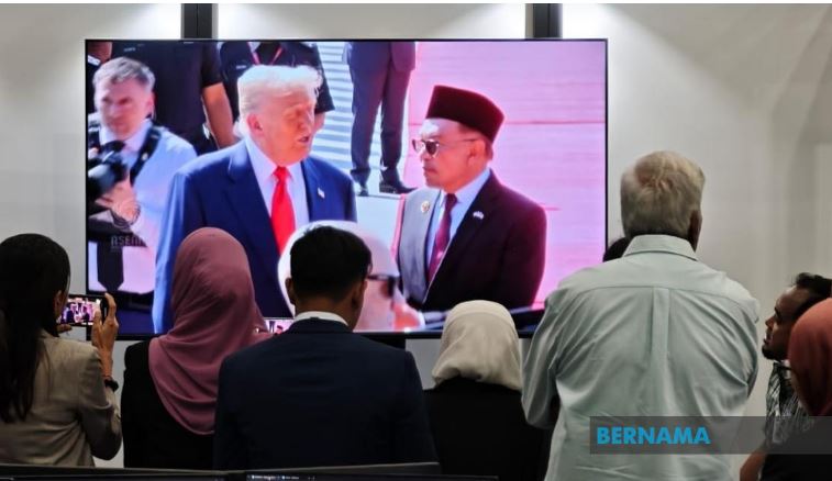 Presiden Donald Trump tiba di Malaysia sempena Sidang Kemuncak ASEAN Ke-47