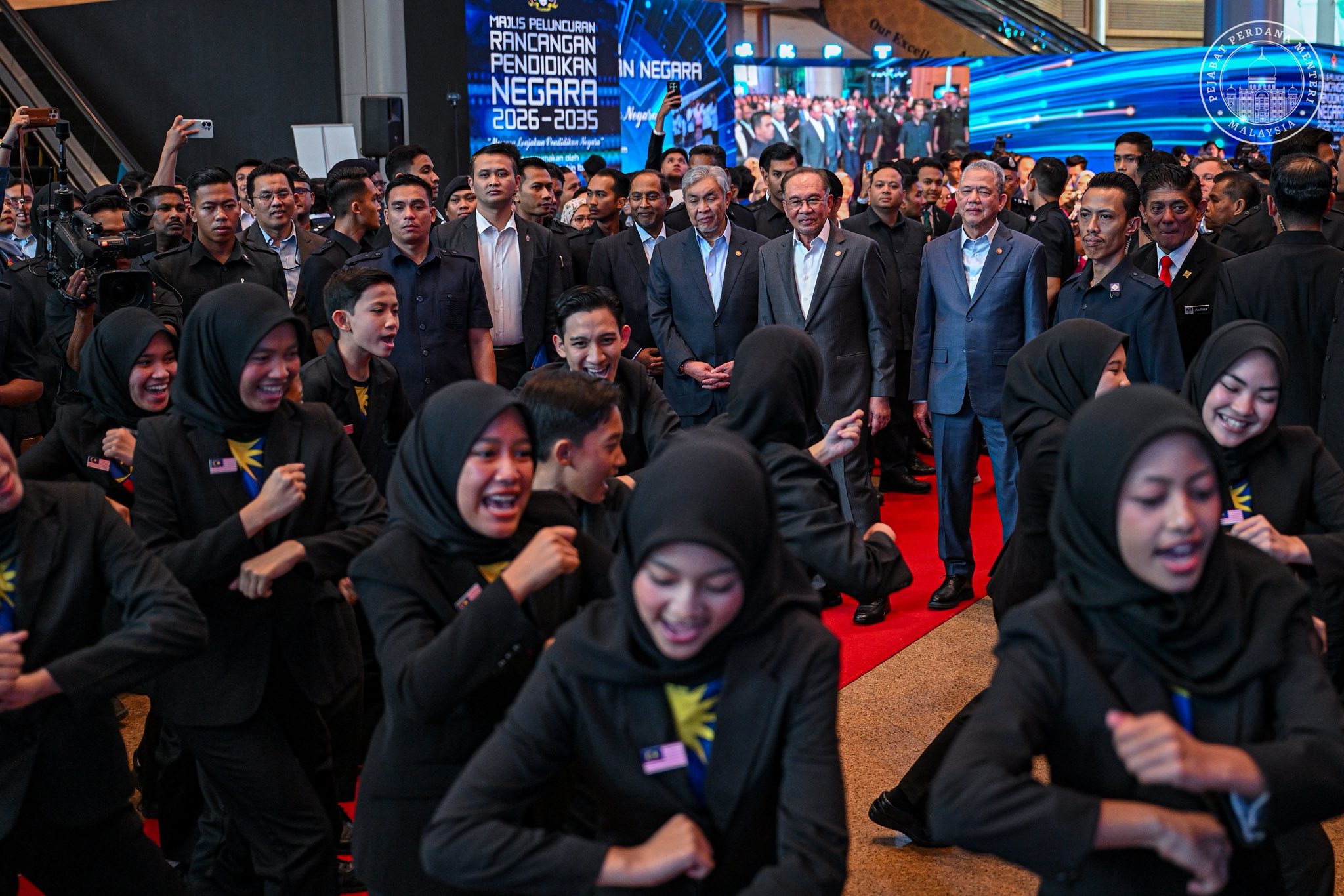Semua aliran sekolah wajib ambil Bahasa Melayu, Sejarah Malaysia – Anwar