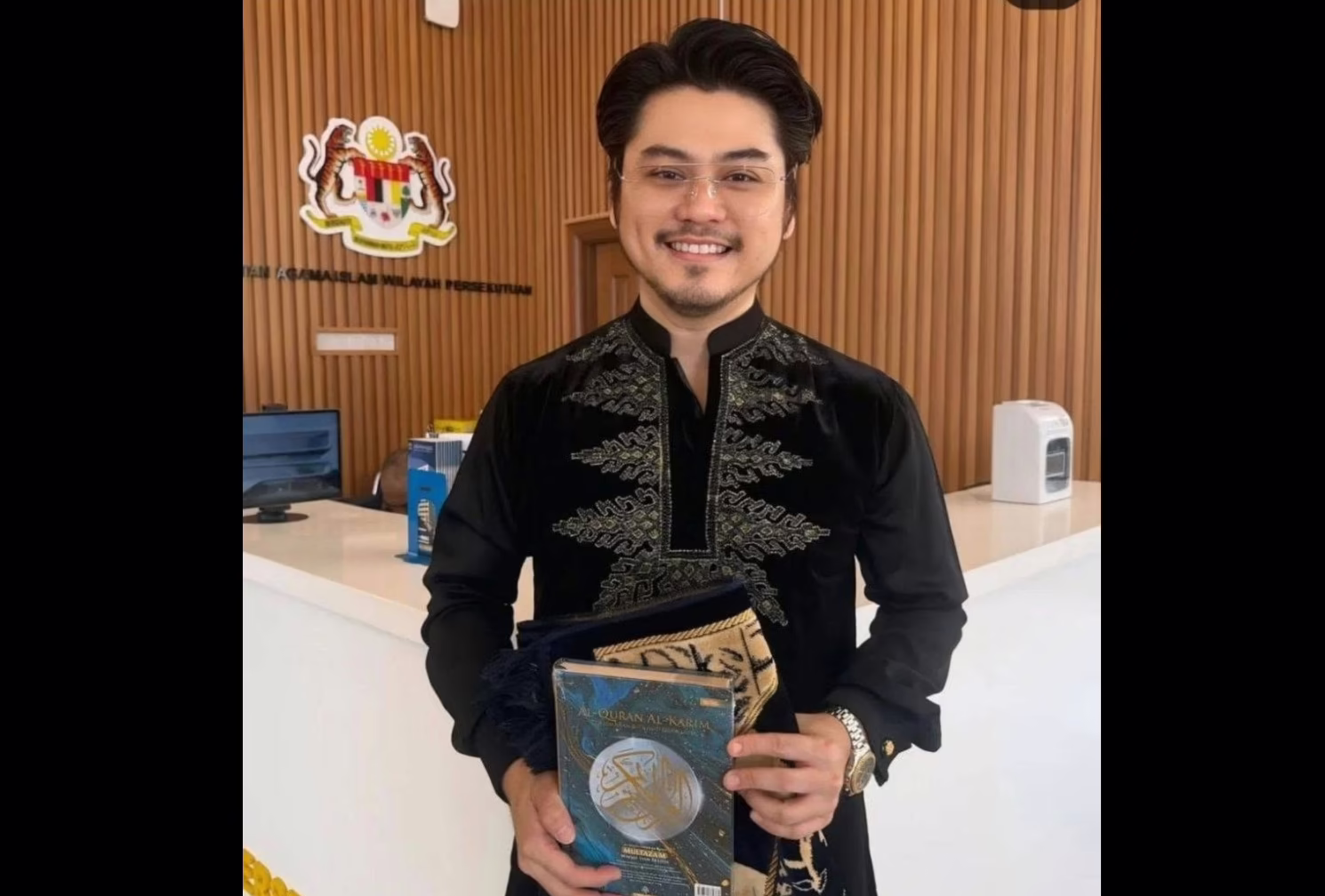 Penyanyi, Kael sah peluk Islam