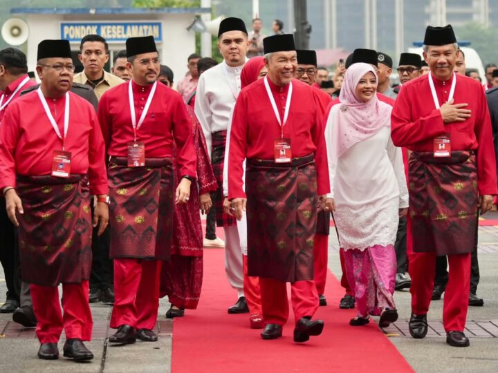 “Cukup, cukuplah guru!” – Zahid sindir Anwar soal subsidi petrol yang berubah